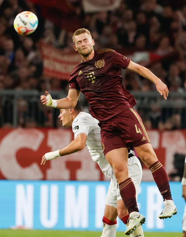 皇马鏖战那不勒斯，德利赫特完成帽子戏法