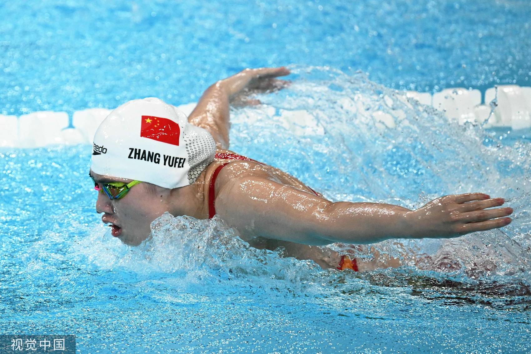 包含东南亚游泳冠军在蝶泳比赛中表现出色摘金的词条