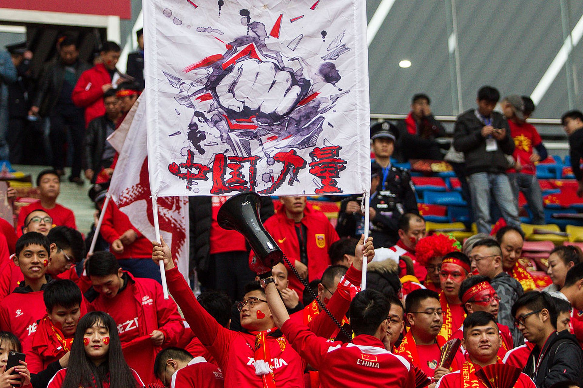 球队之间的激烈角逐引起广泛关注