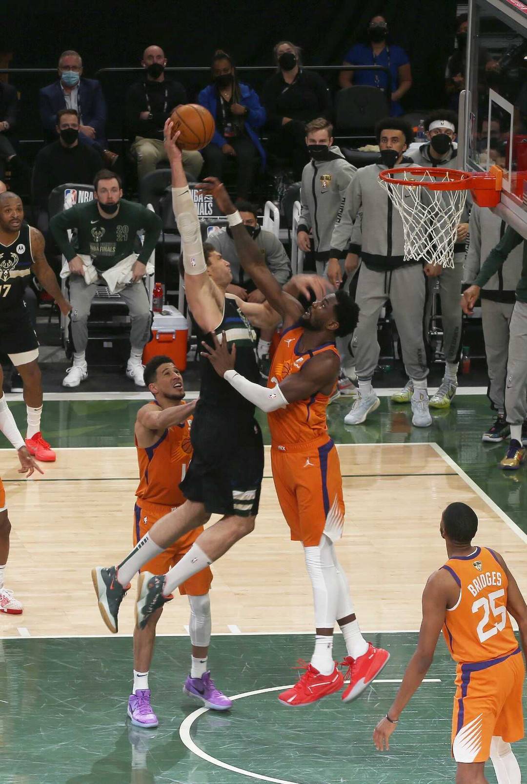 雄鹿击败湖人，字母手砍分创纪录