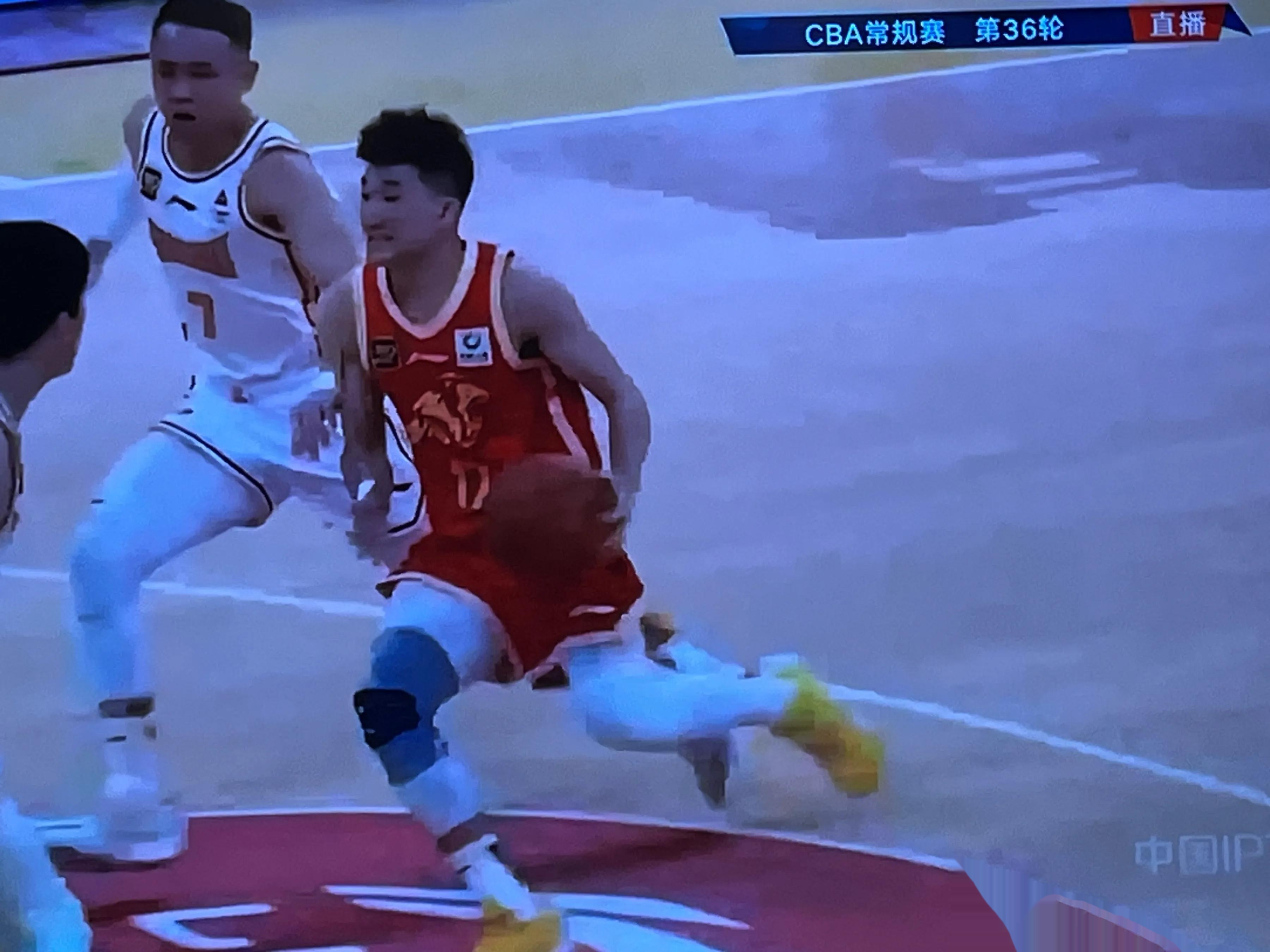 篮球赛场上发生紧急变故,球员奋力抗争的简单介绍 篮球赛场上发生紧急变故,球员奋力抗争的简单介绍