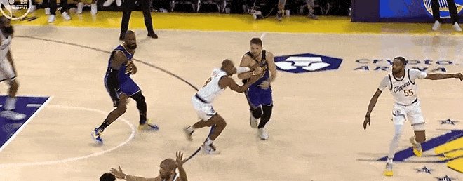 篮球赛场上发生紧急变故,球员奋力抗争的简单介绍 篮球赛场上发生紧急变故,球员奋力抗争的简单介绍