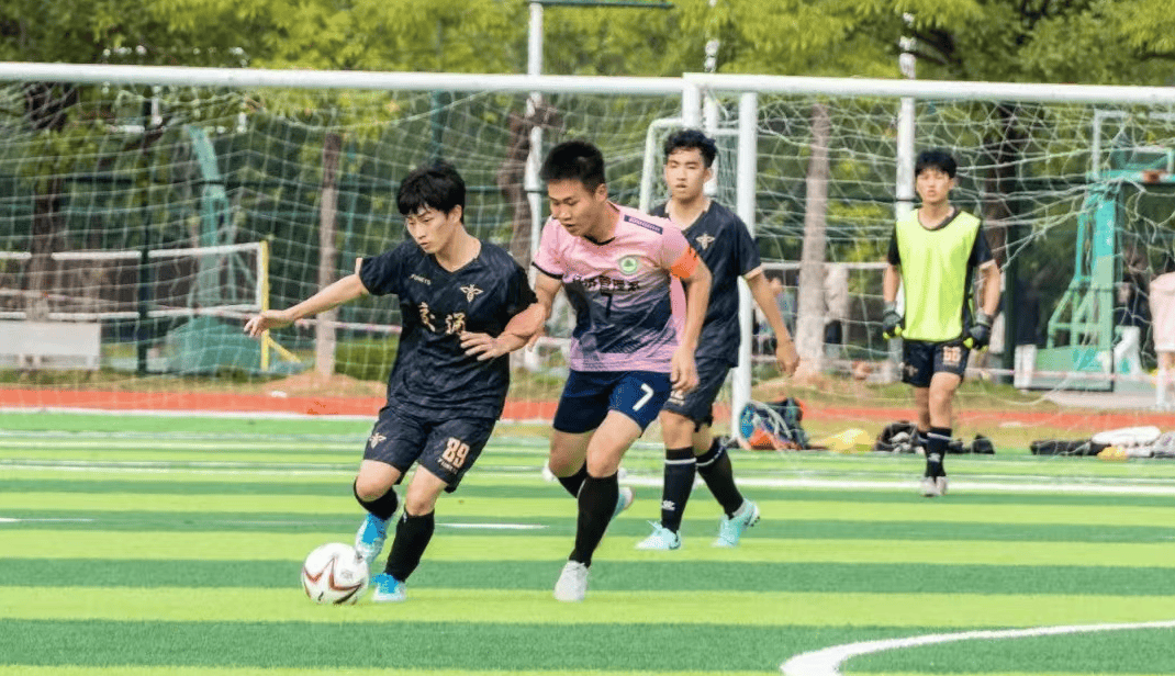 关于热血洒满球场！享受足球比赛带来的激情！的信息