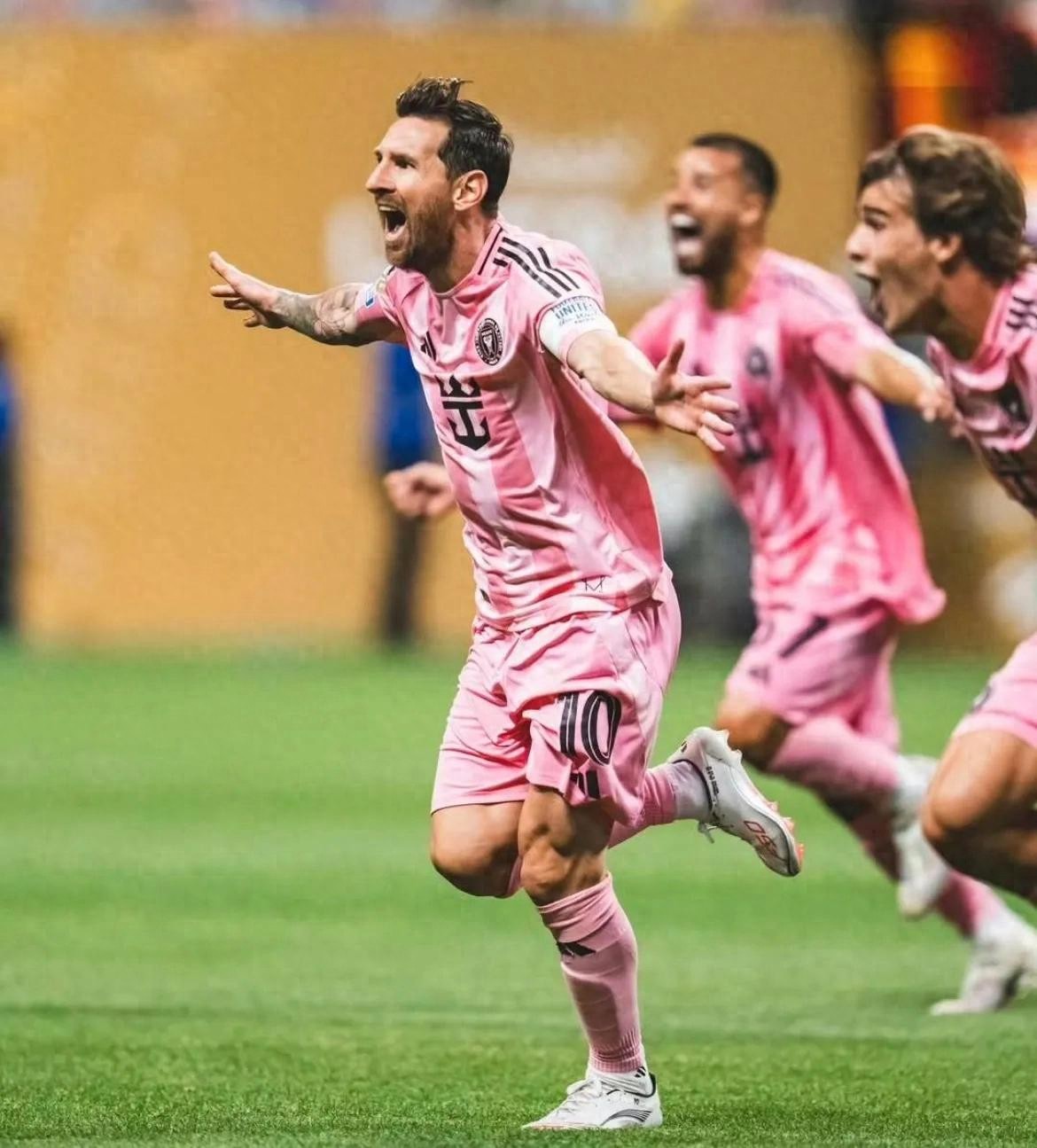 梅西神奇破门，巴塞罗那晋级欧冠半决赛