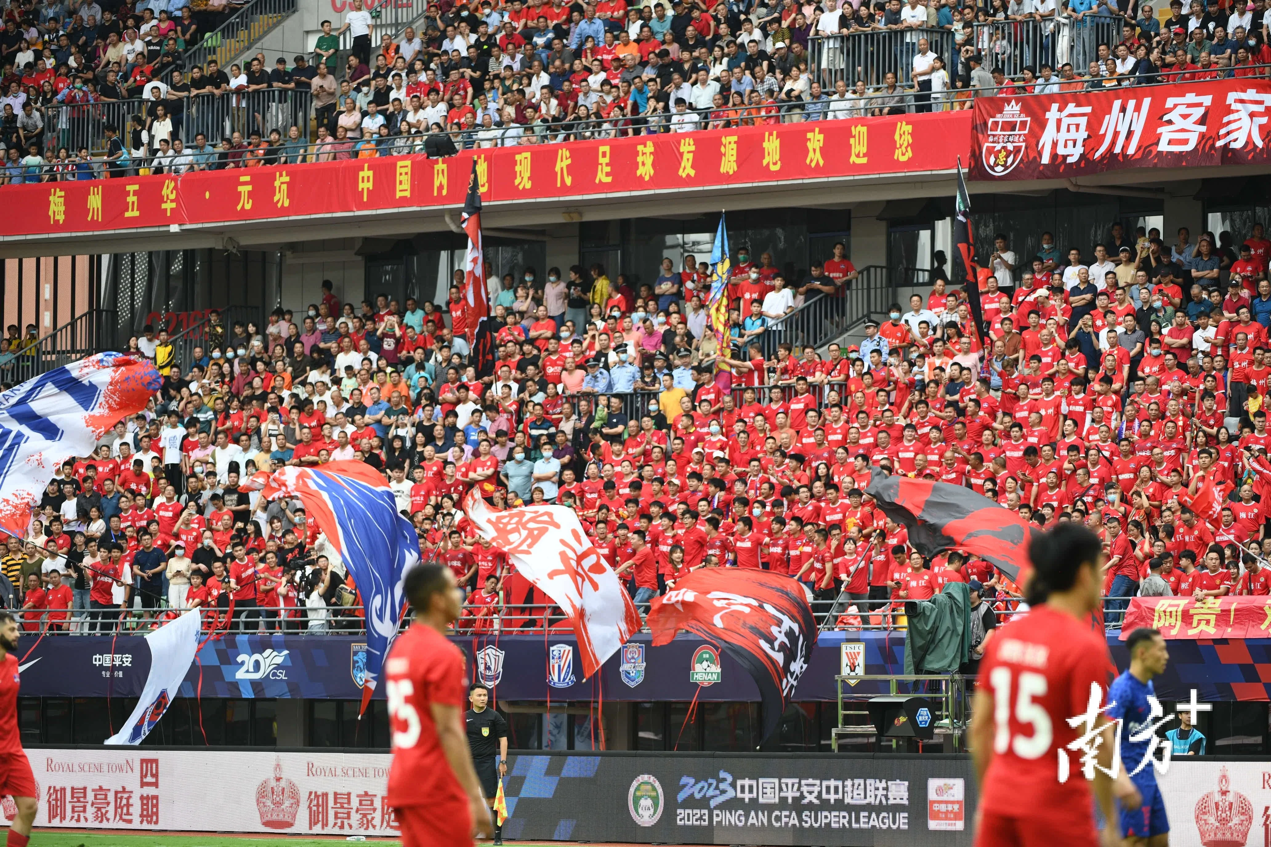 关于国际比赛现场热闹非凡,球迷热情高涨的信息 关于国际比赛现场热闹非凡,球迷热情高涨的信息