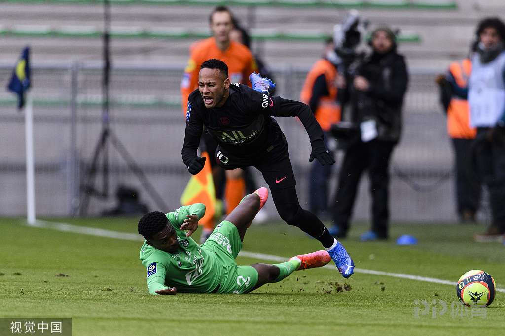 皇马客场-逆转巴黎，内马尔伤退的简单介绍