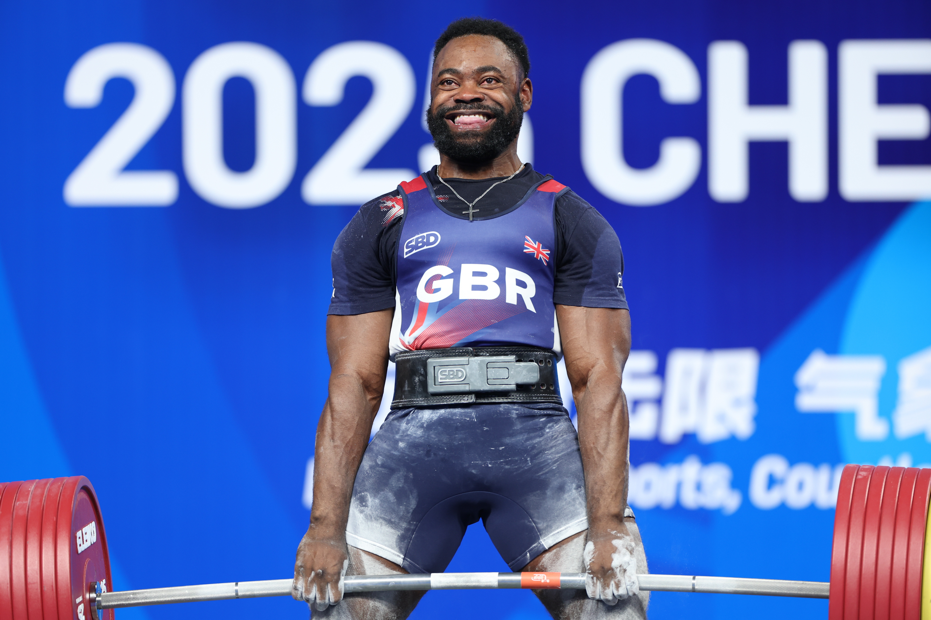 英国男子自行车选手速度飙升，夺冠