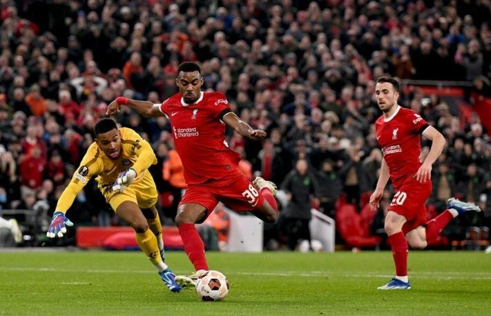 包含利物浦主场失利，冠军梦想岌岌可危的词条