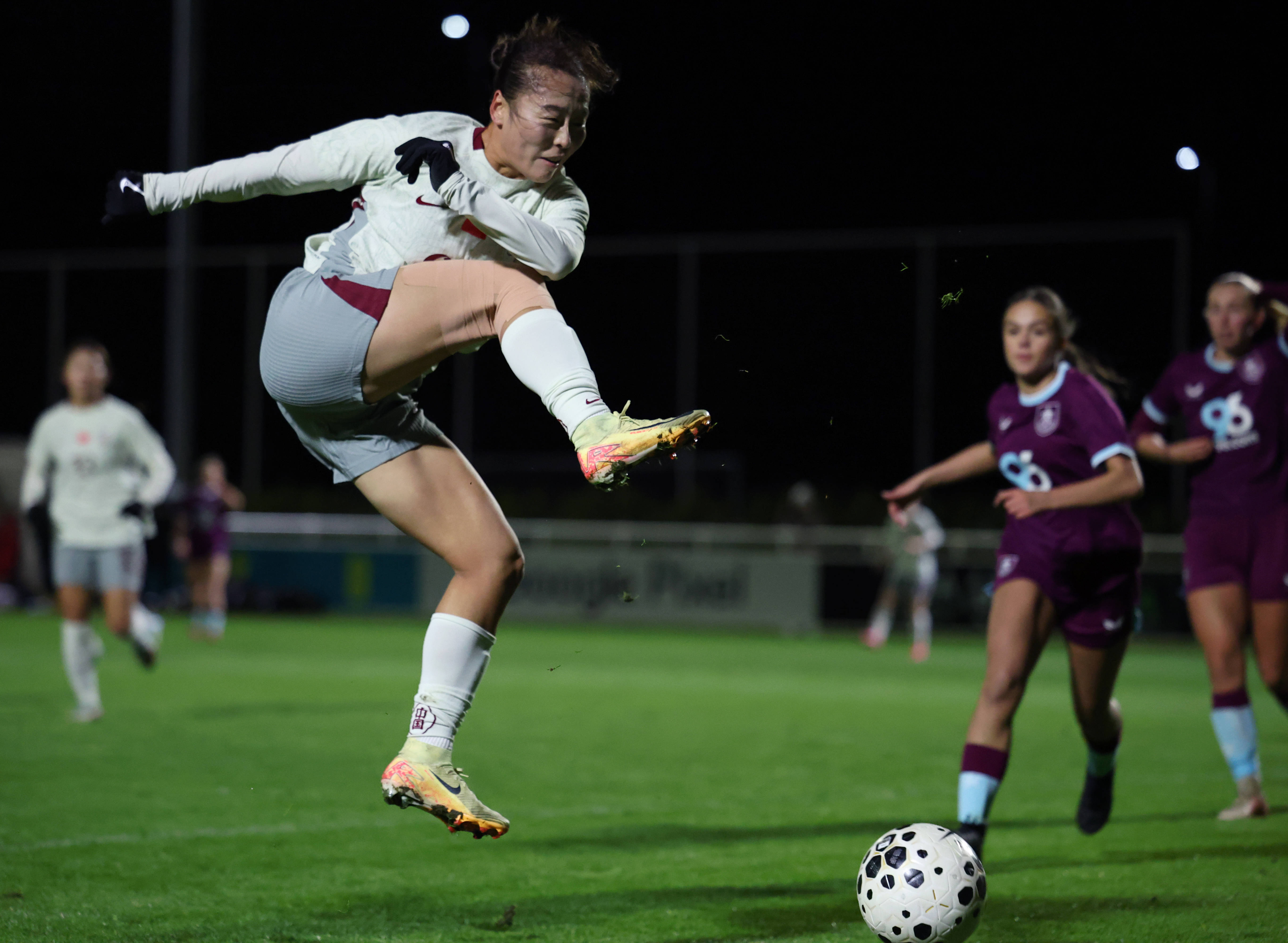 关于国际友谊赛上，女足球员奉献精彩比赛的信息