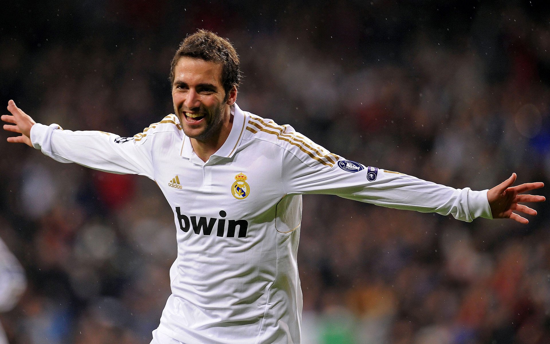 赛道与绿茵场的双重奏鸣,当迪亚斯接管F1街道赛,尤文收割尼斯